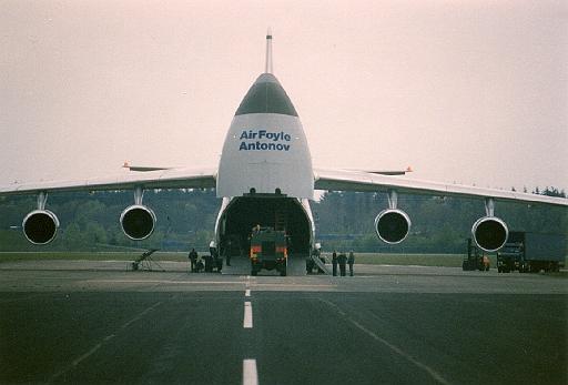 1991-04 Antonov door knieen-.jpg